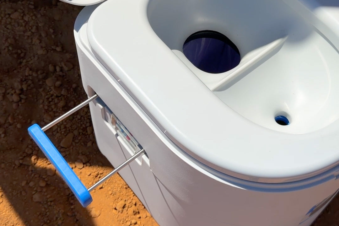 GottaGo on red dirt with the blue solids opening latch pulled out from the side