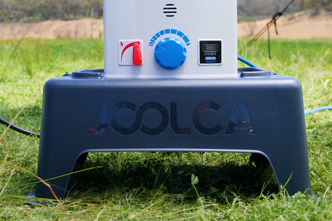 HOTTAP V2 sitting on the dark grey Joolca Nomad Stand on grass